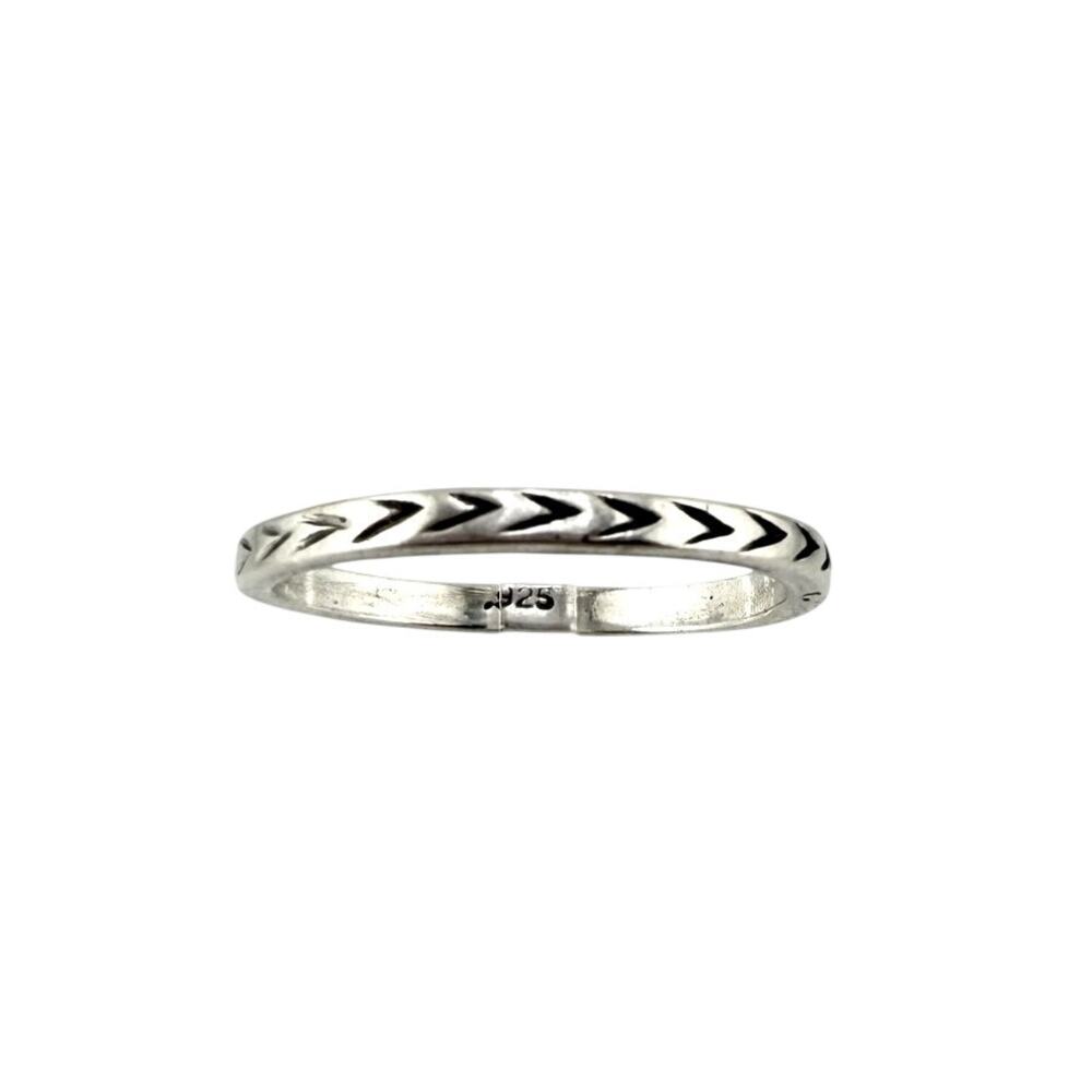 925 Sterling Silver Modern Minimalist Dainty Chevron Pattern Band Size 6.25 Ring